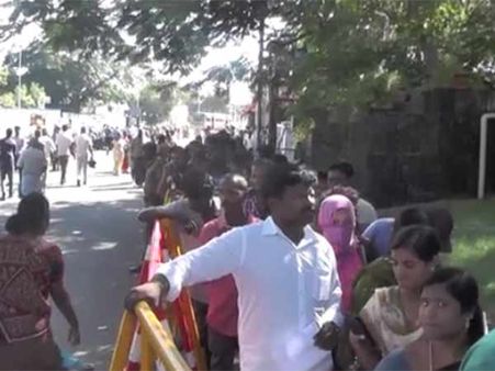 நீண்ட வரிசை... கால் கடுக்க காத்திருக்கும் மக்கள்... 7 நாளாகியும் மாறாத காட்சி- வீடியோ