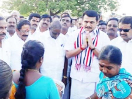 கொட்டும் மழையில் வேட்பாளர்கள் பிரச்சாரம்... பணமழையில் நனையும் வாக்காளர்கள்