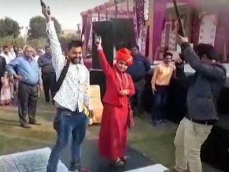 திருமணத்தில் துப்பாக்கியால் சுட்டு பெண் சாமியார் கொண்டாட்டம்- மணமகனின் அத்தை பலி!