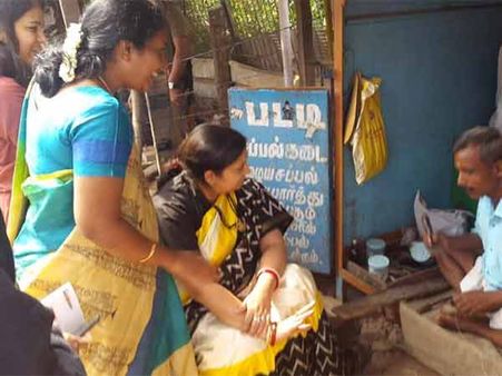 செருப்பை தைக்க சில்லரை இன்றி தவித்த மத்திய அமைச்சர் ஸ்மிருதி இரானி.. கோவையில்