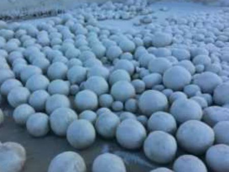 சைபீரிய கடற்கரையில் திடீரென தோன்றிய ‘மெகா சைஸ்’ பனிக்கட்டி உருண்டைகள்... பீதியில் உறைந்த மக்கள்