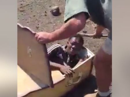 கறுப்பினத்தவரை உயிரோடு சவப்பெட்டியில் அடைத்த வெள்ளை ஆப்பிரிக்கர்கள்... நிறவெறியின் உச்சம்!