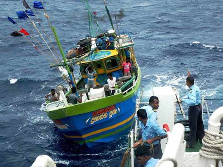 ராமேஸ்வரம் மீனவர்கள் மீது சிங்கள கடற்படை கொலைவெறித் தாக்குதல்- 11 பேர் சிறைபிடிப்பு