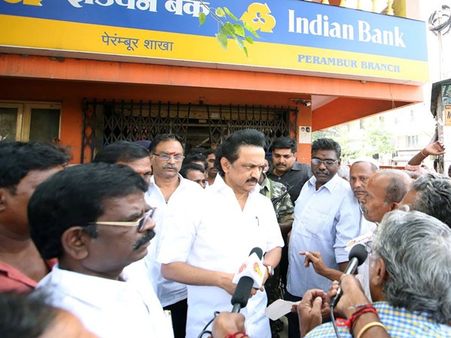 வங்கிகளில் கியூவில் நிற்கும் மக்களுக்கு திமுகவினர் உதவ வேண்டும் - மு.க.ஸ்டாலின்