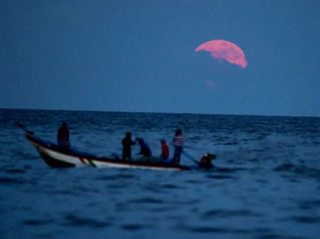 வானில் தெரிந்த சூப்பர் மூன்.. சென்னை முதல் குமரி வரை மக்கள் உற்சாகம்