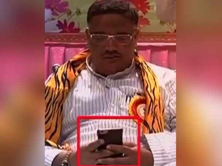 கர்நாடக அமைச்சர் மொபைல் போனில் பார்த்தது ட்ரம்ப் மனைவி மெலினாவின் 