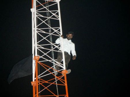 ரூபாய் ஒழிப்பை வாபஸ் பெறக் கோரி செல்போன் டவரில் ஏறி போராடிய இளைஞர்.. மீட்கப்பட்டு கைது