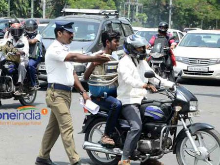 500, 1000 ரூபாய் நோட்டுகளால் போக்குவரத்து விதிகளை மீறும் வாகன ஓட்டிகள் காட்ல மழை