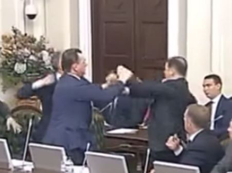 உக்ரைன் நாடாளுமன்றத்தில் ' தாமரைக்கனி' ஸ்டைலில் எம்பிக்கு சரமாரி குத்துவிட்ட எதிர்க்கட்சி தலைவர்