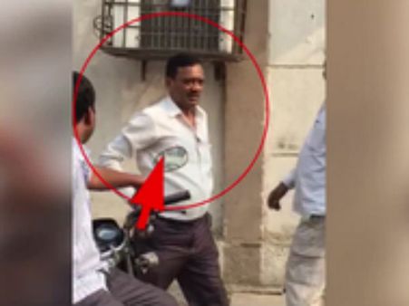 நோ க்யூ... நோ மை... ஜன்னல் வழியாக கேஷியரிடம் பணம் வாங்கும் கருப்பு ஆடு... வைரலாகும் வீடியோ