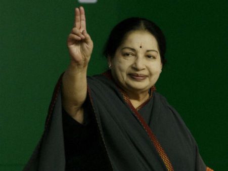 ஜெயலலிதா உடலுக்கு அஞ்சலி செலுத்த ராஜாஜி ஹாலில் குவியும் அதிமுக தொண்டர்கள் !