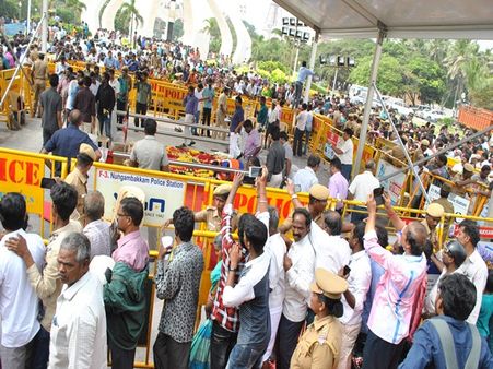 ஜெயலலிதா நினைவிடத்தில் விடிய விடிய அஞ்சலி செலுத்திய மக்கள்... கண்ணீர் கடலானது மெரீனா !