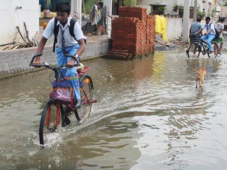 வர்தா புயலால் கனமழை- சென்னை, காஞ்சி, உள்ளிட்ட 6 மாவட்ட பள்ளி, கல்லூரிகளுக்கு விடுமுறை