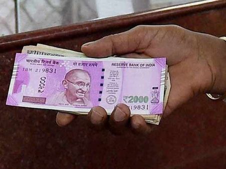 கட்டுக்கட்டாய் 2000 ரூபாய் நோட்டு… ஏர்போர்ட்டில் சிக்கிய நைஜிரியப் பயணி... போலீசார் விசாரணை