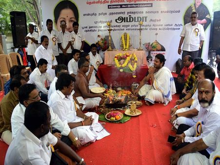 ஜெ. பூரண நலம்பெற வேண்டி தென்னிந்திய திரைப்பட தொழிலாளர்கள் சார்பில் கூட்டு பிரார்த்தனை