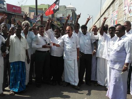 சசிகலாவை பொதுச்செயலராக்குவதா? அதிமுகவினர் கொந்தளிப்பு- வெடித்தது போராட்டம்!