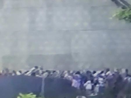 லட்சக்கணக்கில் திரண்ட தொண்டர்கள்.. தடுப்புகளை தகர்த்து ராஜாஜி ஹாலுக்குள் பாய்ந்ததால் பரபரப்பு!