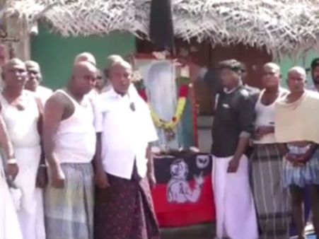 ஜெ. படத்திற்கு பால் ஊற்றி... கரூரில் 40 பேர் மொட்டையடித்தும், பூமுடி கொடுத்தும் அஞ்சலி- வீடியோ