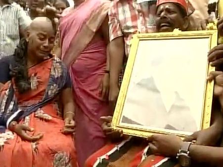 ஜெயலலிதா மறைவுக்கு துக்கம்- மொட்டை போட்டு கதறி அழுத பெண்கள் #Jayalalithaa