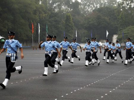 விமானப் படை அதிகாரிகள் பணியில் இருக்கும் போது தாடி வளர்க்க கூடாது: சுப்ரீம்கோர்ட் அதிரடி உத்தரவு