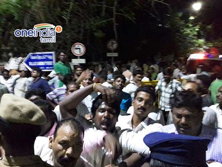 'மறுபிறவி’ எடுத்த அம்மாவுக்கு ஒண்ணும் ஆகாது’... அப்பல்லோ வாசலில் கண்ணீர்+நம்பிக்கையுடன் அதிமுகவினர்!