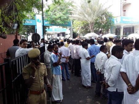 எங்களுக்காகவே உழைத்து ‘அம்மா’ உடலைக் கெடுத்து கொண்டார்... அப்பல்லோ வாசலில் அதிமுகவினர் கதறல்- வீடியோ