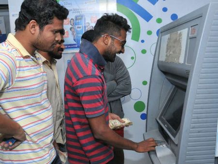 ரூபாய் நோட்டு: ஒரு மாதம் ஆகியும் பூட்டியே கிடக்கும் ஏடிஎம்கள் - திண்டாடும் பொதுமக்கள்!