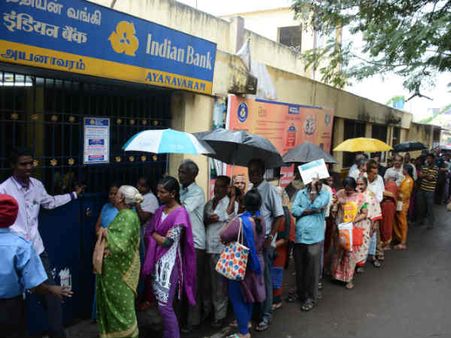 மோடி புயலும்.. நாடா மழையும்.. ஏடிஎம் மையங்களில் குடையுடன் பணம் எடுக்கக் காத்திருக்கும் மக்கள்!