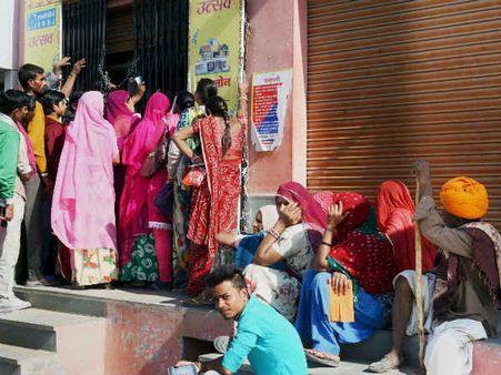 மகள் திருமண செலவுக்காக பணம் எடுக்க வங்கிக்கு சென்ற தாய் கூட்ட நெரிசலில் சிக்கி பலி