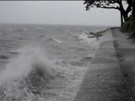 தமிழகத்தில் கோர தாண்டவமாடிய புயல்கள்.. ஃபானூஸ் புயல் முதல் வர்தா வரை ஒரு பார்வை !