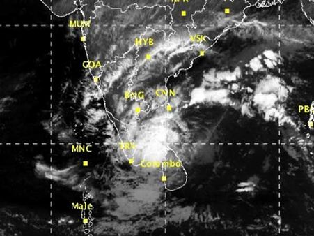 நாடா புயல் படிப்படியாக வலுவிழக்கும் - நாளை அதிகாலை கரையை கடக்கும்