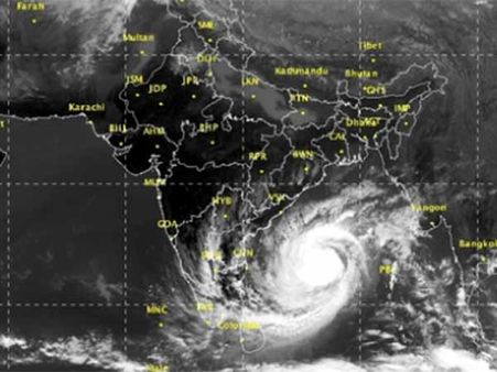 வங்கக் கடலில் வலுவடைந்தது வர்தா புயல்.. ஆந்திராவுக்கு கனமழை எச்சரிக்கை