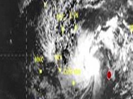 தமிழகம், புதுவை கடற்கரையில் பலத்த காற்று வீசுகிறது..காரைக்கால் அருகே கரையை கடக்கிறது 