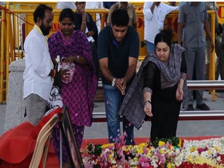 ஜெயலலிதா நினைவிடத்தில் அஞ்சலி செலுத்தினார் அண்ணன் மகள் தீபா !