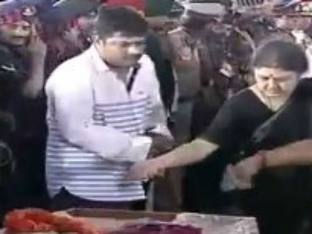 ஜெயலலிதா உடலை தகனம் செய்யாமல் நல்லடக்கம் செய்ததற்கு சசி செய்த பரிகாரம்