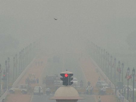 டெல்லியில் கடும் பனி மூட்டம்... ரத்தாகும் ரயில்கள், தாமதமாகவும் விமானங்கள்