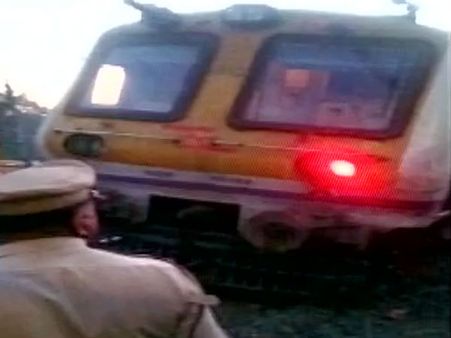 மும்பை.. உள்ளூர் மின்சார ரயிலின் 5 பெட்டிகள் தடம் புரண்டன.. பயணிகள் தப்பினர்