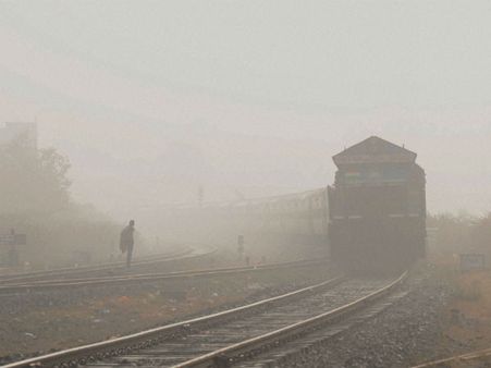 டெல்லியில் நீடிக்கும் கடும் பனிமூட்டம்: ரயில்கள் தாமதத்தால் பயணிகள் அவதி!