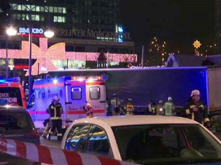 பெர்லின் கிறிஸ்துமஸ் சந்தையில் லாரி மூலம் தீவிரவாத தாக்குதல்- 9 பேர் பலி, 50 பேர் படுகாயம்