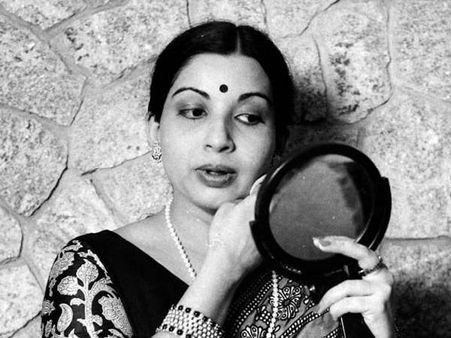 சின்னச் சின்ன அடி எடுத்து சிகரம் தொட்ட நடிகை ஜெயலலிதா