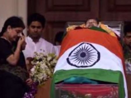 ஜெயலலிதா ஆவி சசிகலாவை பழிவாங்குமா? பீதி கிளப்பும் ஜோதிடர்கள்