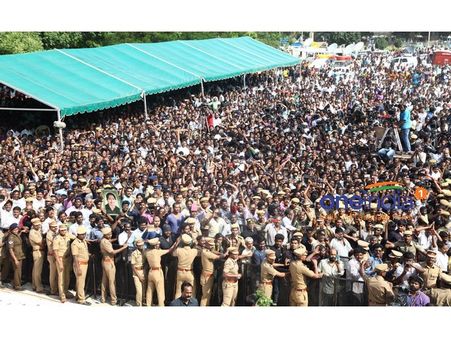 பெரும்கொடுமை.. ஜெ.வை பார்க்க துடிக்கும் தொண்டனுக்கு தடியடி! யார்யாரோ எளிதாக அஞ்சலி செலுத்துவதா?