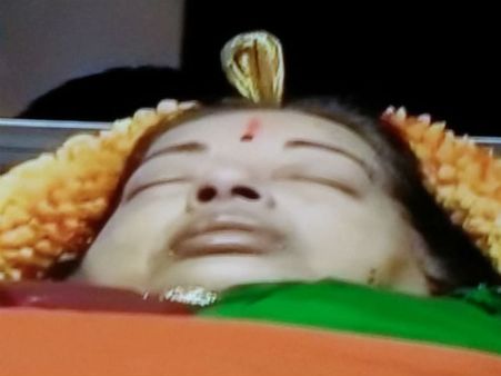 லட்சக்கணக்கானோர் கண்ணீர் அஞ்சலி.. எம்.ஜி.ஆர். சமாதி அருகே நல்லடக்கம் செய்யப்பட்டார் ஜெயலலிதா!