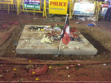 ஜெயலலிதாவின் உடலை தகனம் செய்யாமல் அடக்கம் செய்தது ஏன்? பின்னணியில் முக்கிய காரணங்கள்