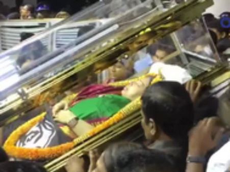 மீளாத்துயிலில் ஜெ... கடைசியாக முகத்தைக் காண மக்கள் வெள்ளம்... கண்ணீர்க் கடலில் ராஜாஜி ஹால்- வீடியோ