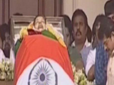 ஜெயலலிதாவின் இறுதி ஊர்வலத்திற்கான பீரங்கி வண்டி சென்னைக்கு வருகை