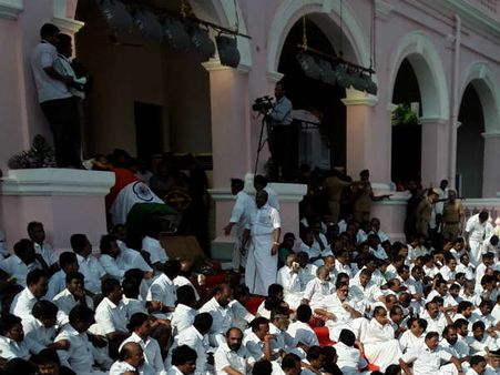 கடைசியாகக் கூட ஜெ. முகத்தைப் பார்க்க முடியவில்லையே.. அதிமுக தொண்டர்கள் கதறல்- வீடியோ