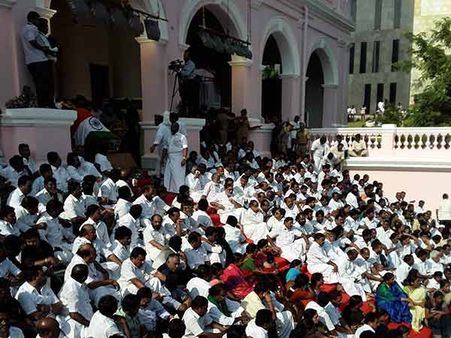 எம்ஜிஆர் மறைந்தபோது அவமான துயருடன் 21 மணிநேரம் நின்ற அதே ராஜாஜி ஹாலில் மீளாதுயிலில் ஜெ.