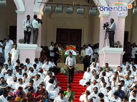 சசிகலா, இளவரசிக்கு சேர்.. தரையில் படியோடு படியாக உட்கார்ந்த தம்பித்துரை, அமைச்சர்கள்!