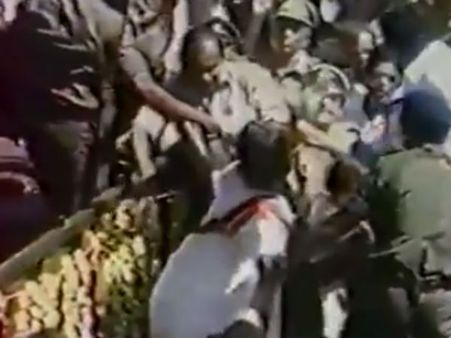 எம்.ஜி.ஆர். இறுதி ஊர்வல ராணுவ வாகனத்தில் இருந்து கீழே தள்ளிவிடப்பட்ட ஜெ. வைரல் வீடியோ